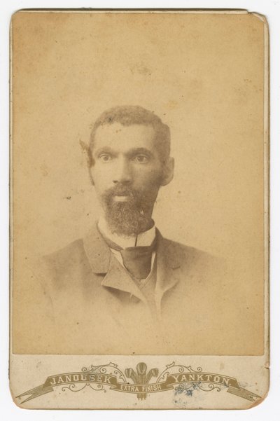 Fotografie eines Mannes mit Bart von Louis Janousek