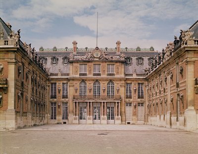 Der Louis XIII Hof oder der Marmorkhof, umgestaltet von Le Vau um ca. 1630 von Louis Le Vau