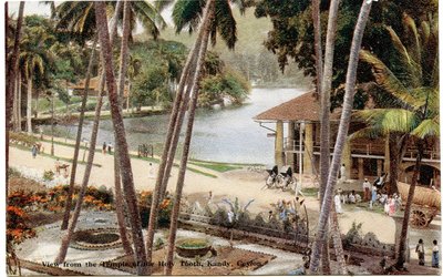 Blick vom Tempel des Heiligen Zahns, Kandy, Ceylon, ca. 1900-20 (handkolorierte Fotografie) von Ltd. Ceylon Plâté