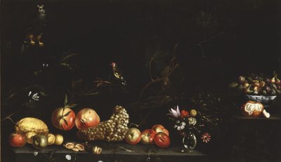 Stillleben mit Früchten, Blumen, einem Falken und einem Stieglitz von Luca Forte