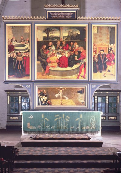 Altar mit einem Triptychon darstellend: linkes Panel, Philipp Melanchthon (1497-1560) führt eine Taufe durch, assistiert von Martin Luther (1483-1546); mittleres Panel, das letzte Abendmahl mit Luther unter den Aposteln von Lucas Cranach the Elder