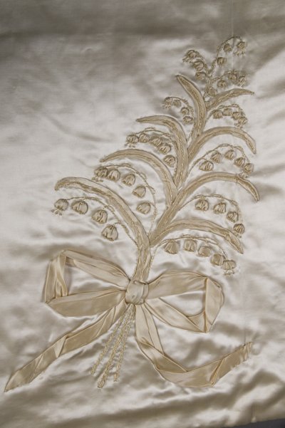 Hochzeitskleid (Detailansicht des abnehmbaren Schlepps) von Lucy Christiana Lady Duff Gordon