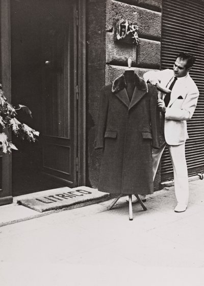 Angelo Litrico, Stylist von Nikita Chruschtschow sowie John F. Kennedy, Juan Perón, Tito, Dwight D. Eisenhower, vor seinem Laden in Rom von Luigi Leoni