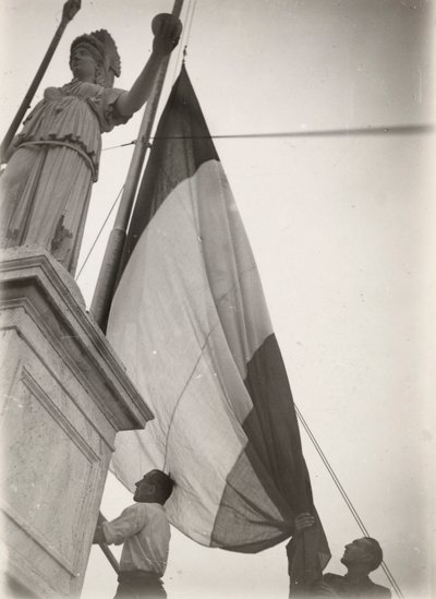 Italienische Flagge in der Nähe einer Statue gehisst von Luigi Leoni