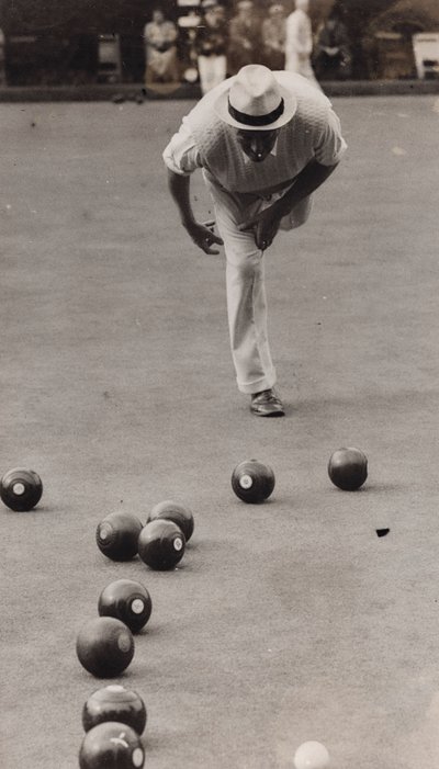M.A. Ferris spielt Bowls in Paddington, London von Luigi Leoni