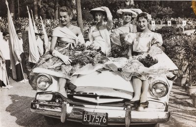 Schaufensterpuppen posieren auf einem Auto auf der Piazza di Siena in der Villa Borghese, Rom von Luigi Leoni