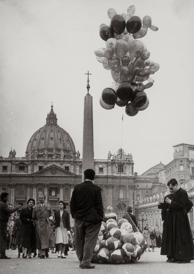 Verkauf von Ballons vor der Petersbasilika im Vatikan von Luigi Leoni