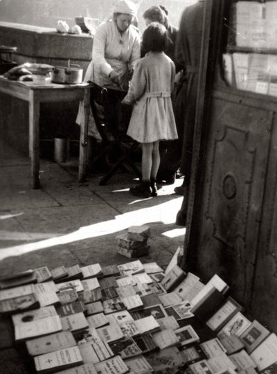 Bücherverkauf auf der Straße von Luigi Leoni