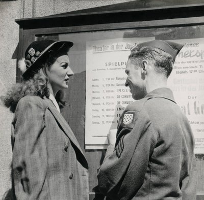 Soldat mit einer jungen Frau vor dem Plakat eines Wiener Theaters von Luigi Leoni