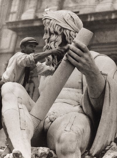 Arbeiter an der Skulptur des Ganges im Vierströmebrunnen auf der Piazza Navona in Rom von Luigi Leoni