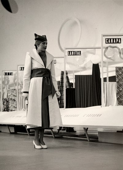 Modell in einem Mantel des Modehauses "Lamma" von Luis Bogino