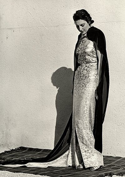 Modell in einem Abendkleid des italienischen Modehauses "Dragoni" von Luis Bogino