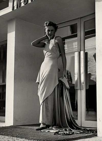 Modell in einem Abendkleid des Modehauses "Graldi" von Luis Bogino