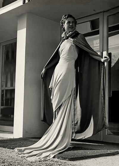 Modell im Abendkleid des Modehauses "Graldi" von Luis Bogino