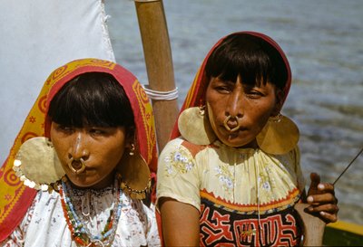 Frauen mit goldenen Nasenringen des Cuna-Stammes von Mulatas alias San-Blas-Inseln paddeln und s... von Luis Marden