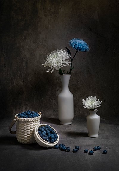 Blaubeeren und weiße Blumen von Lydia Jacobs
