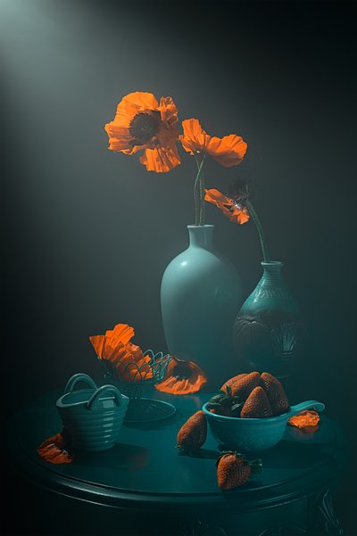Stimmungsvolle Mohnblumen und Erdbeeren von Lydia Jacobs