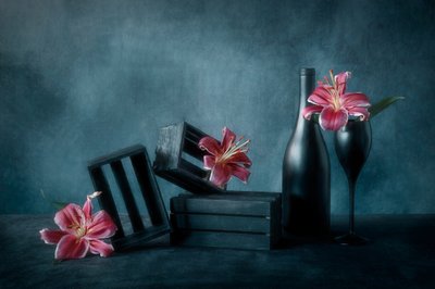 Stimmungsvolle Wein und Lilien von Lydia Jacobs