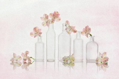 Rosa Blüten und Glas von Lydia Jacobs