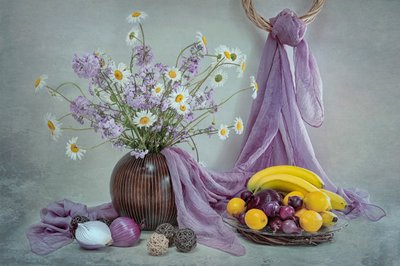 Lila Blumen Stillleben von Lydia Jacobs