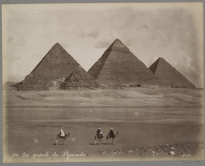Blick auf die Pyramiden von Mykerinos, Chefren und Cheops bei Gizeh von Maison Bonfils