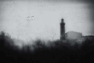 Dunkler nebliger Leuchtturm von Marcus Hennen