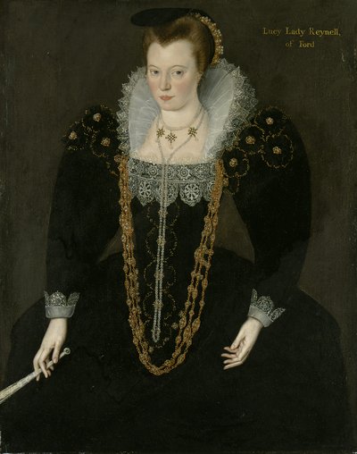 Porträt von Lucy, Lady Reynell of Ford, dreiviertellang, in einem dunklen Kleid mit weißem Spitzenkragen und goldenen und Perlenketten, einen Fächer in der rechten Hand haltend, mit identifizierender Inschrift von Marcus the Younger Gheeraerts