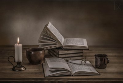 Kerzenbeleuchtete Bücher von Margareth Perfoncio