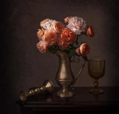 Dunkles Rosen-Stillleben von Margareth Perfoncio