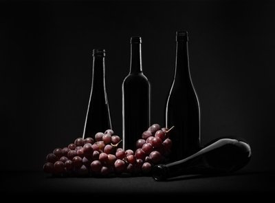 Dunkles Wein-Stillleben von Margareth Perfoncio