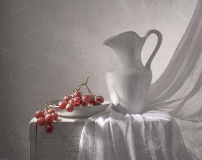 Trauben und weißer Krug von Margareth Perfoncio