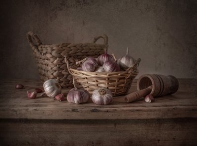 Rustikales Knoblauch-Stillleben von Margareth Perfoncio