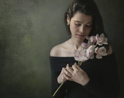 Gelassene Frau mit Orchideen von Margareth Perfoncio