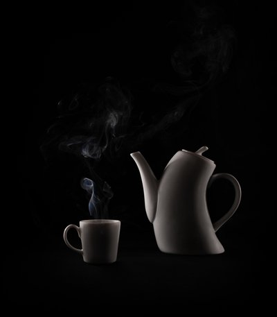 Dampfende Teekanne und Tasse von Margareth Perfoncio