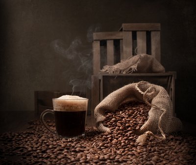 Warmes Kaffee-Stillleben von Margareth Perfoncio