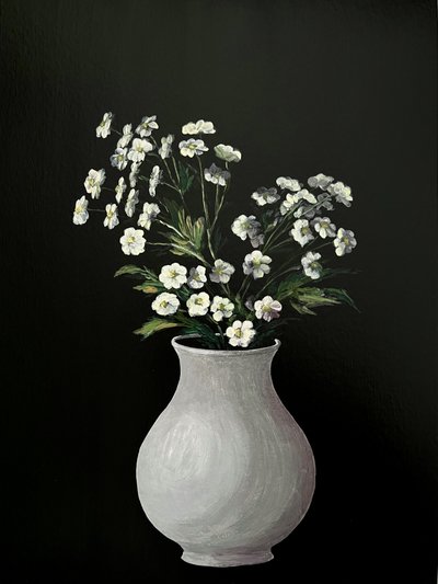 Weiße Blumenmalerei – Monochrome botanische Kunst in weißer Vase für Zuhause, Büro oder Geschenk - 010 von Marina Kozyr