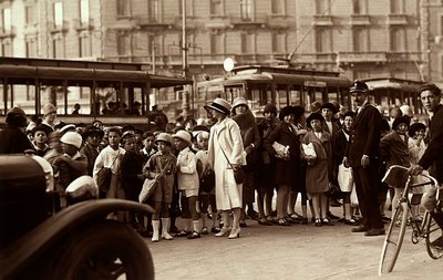 Eine Gruppe von Schülern während eines Ausflugs. Das Foto zeigt die Kinder, ihre Lehrer und andere Fußgänger auf einer Stadtstraße von Mario Castagneri