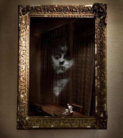 Frauen unter Einfluss, 2009 von Mat Collishaw