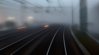 Durch den Nebel rasen von Mats Persson