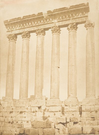 Kolonnade des Sonnentempels, in Baalbek Heliopolis, September 1850 von Maxime Du Camp