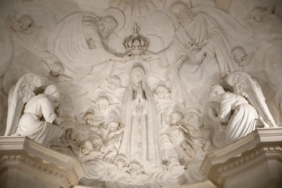 Fatima-Heiligtum. Innenraum der alten Basilika von Fatima. Die Krönung der Jungfrau. Portugal. von Maximiano Alves