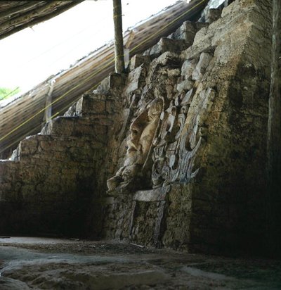 Architektonische Maske, Tempel der Mascarones, Kohunlich, Halbinsel Yucatán, Mexiko Frühe Klassik (300-600 n. Chr.) von Mayan Mayan