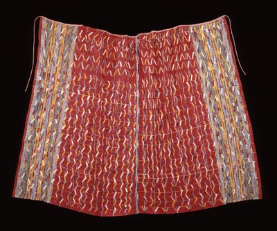 Cofradia-Umhang, möglicherweise für die Figur eines Heiligen, ca. 1920-1940 (Baumwolle; kettenbetontes Leinwandgewebe mit Kettenstreifen und Kett-Ikat und zusätzlicher Schussmusterung) von Mayan Mayan