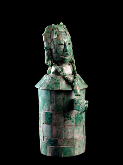 Zylindrische Vase mit Jadeit-Mosaik, der Deckel ist ein Männerkopf mit Federkopfschmuck. Aus Tikal, ca. 250 bis 900 von Mayan Mayan
