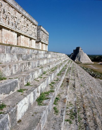 Gouverneurspalast und Pyramide des Magiers, 6. Jahrhundert von Mayan Mayan