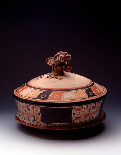 Präkolumbische Kunst, Maya-Zivilisation, frühe klassische Periode: Tonvase mit Deckel, dekoriert mit einem Jaguarkopf von Mayan Mayan