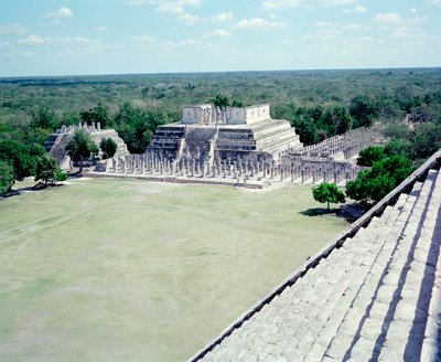 Präkolumbische Zivilisation: Ansicht der Stätte von Chichen Itza in der Region Yucatan von Mayan Mayan