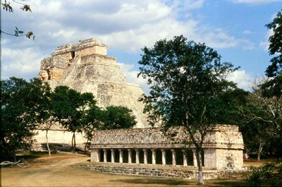 Das Haus der Vögel und die Pyramide des Musikers, Spätklassische Maya, ca. 700-900 n. Chr. von Mayan Mayan