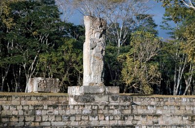 Die Stele 2 mit Blick auf den Ballplatz, 652 n. Chr. von Mayan Mayan