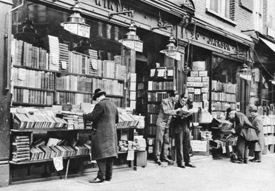 Eine Buchhandlung in der Charing Cross Road, London, 1926-1927 von McLeish